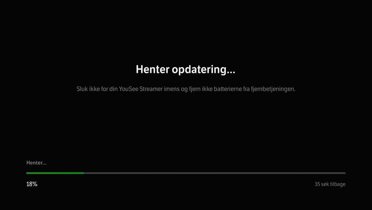 Sort skærm med teksten Henter opdatering…, en grøn statusbjælke nederst og en fremdrift på 18 %.