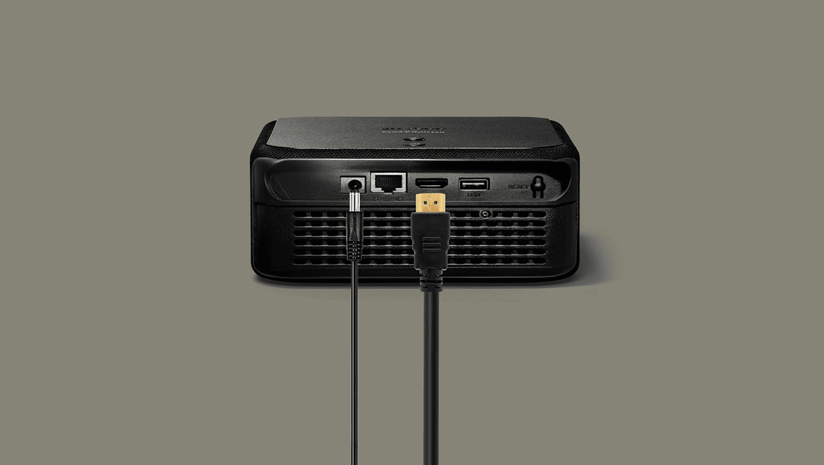Bagsiden af en sort YouSee Audio‑boks med HDMI‑kabel og strømkabel tilsluttet, vist på neutral baggrund.