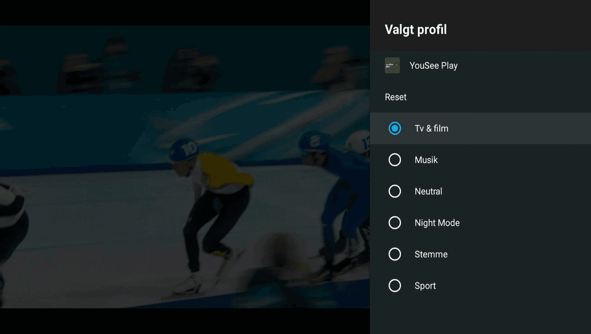 Skærmen viser drop down menuen "Valgt profil" til højre, hvor lydprofilen "Tv & film" er valgt i en multiple choice punktopstilling med de andre lydprofiler.
