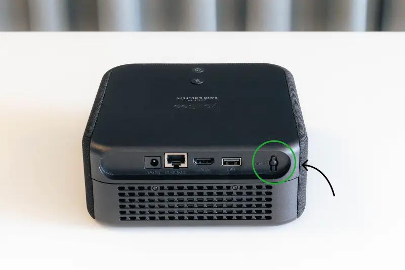 Sort YouSee Audio‑boks set bagfra med strøm-, netværks- og HDMI‑stik, og en markeret reset-knap i højre side.