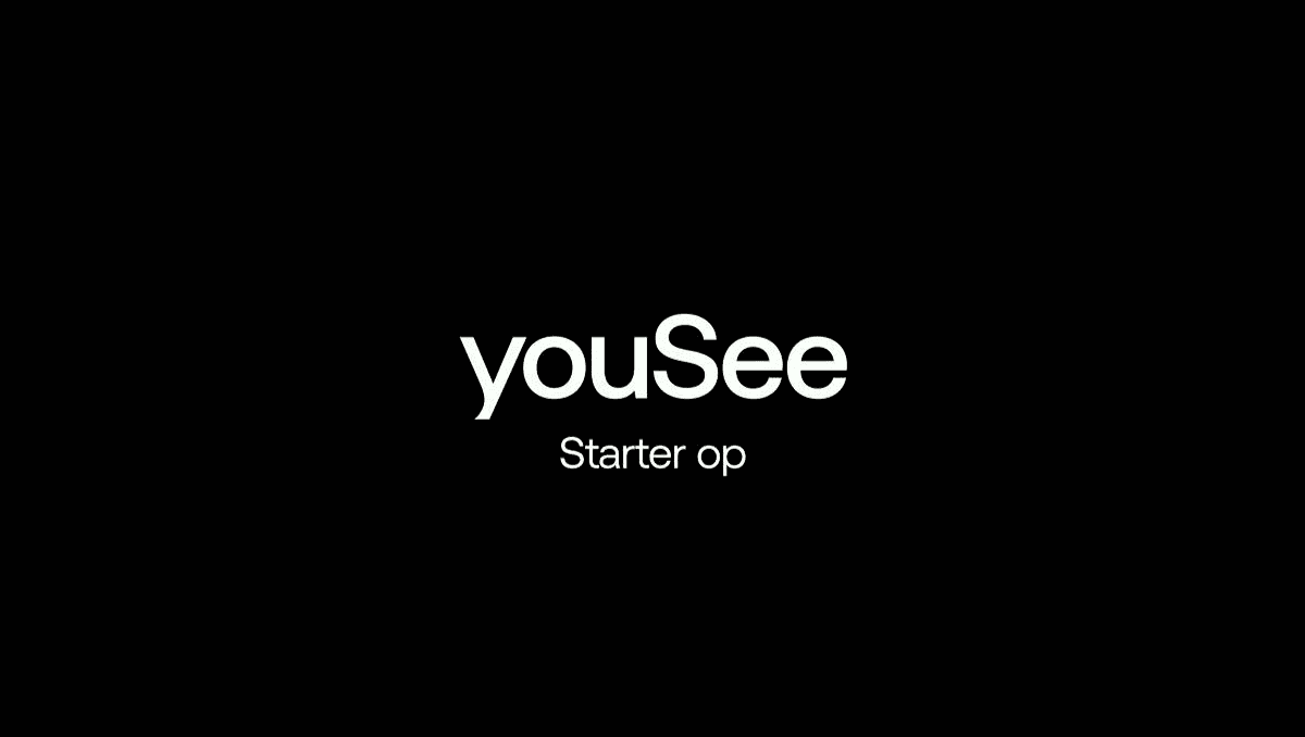 Skærmbillede af sort skærm med hvidt YouSee‑logo og teksten “Starter op” under logoet.