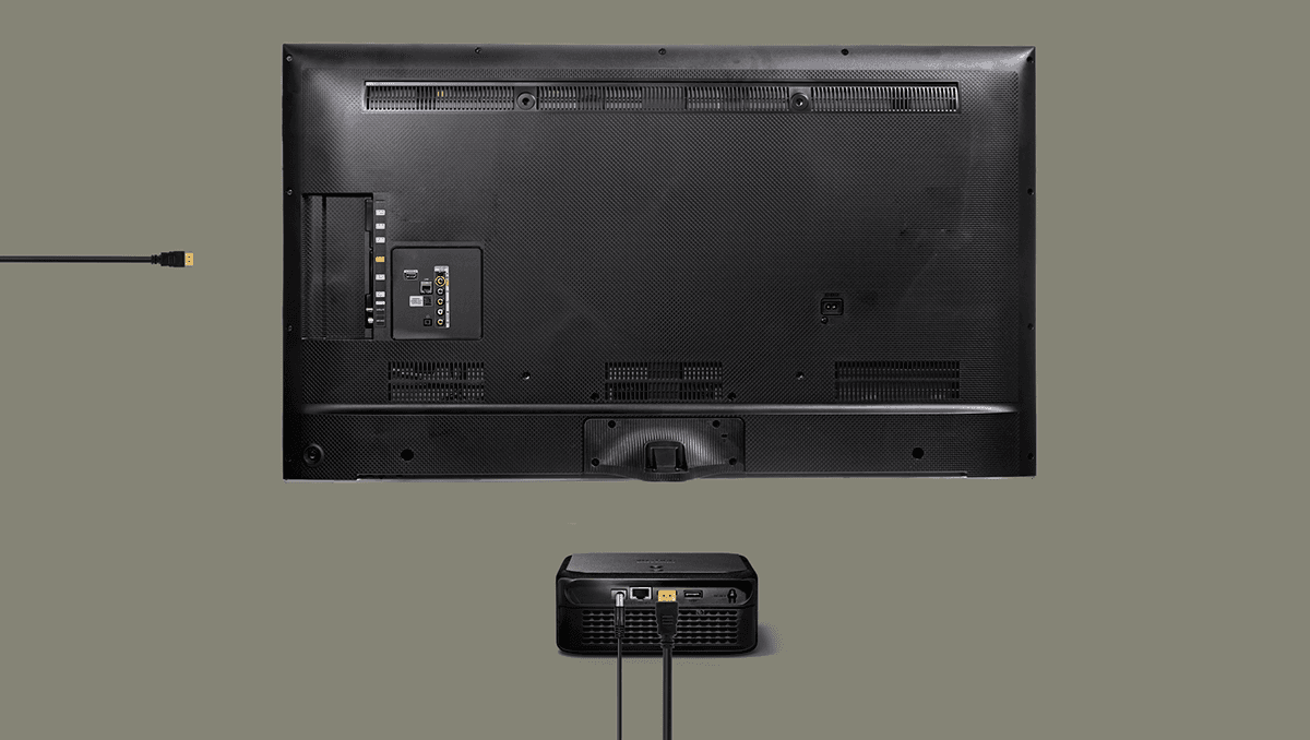 Bagsiden af et sort fladskærmstv med en sort YouSee Audio‑boks placeret nedenunder. Der er trukket et HDMI‑kabel mellem flædskærmen og YouSee Audio-boksen. Enhederne er vist på neutral baggrund.