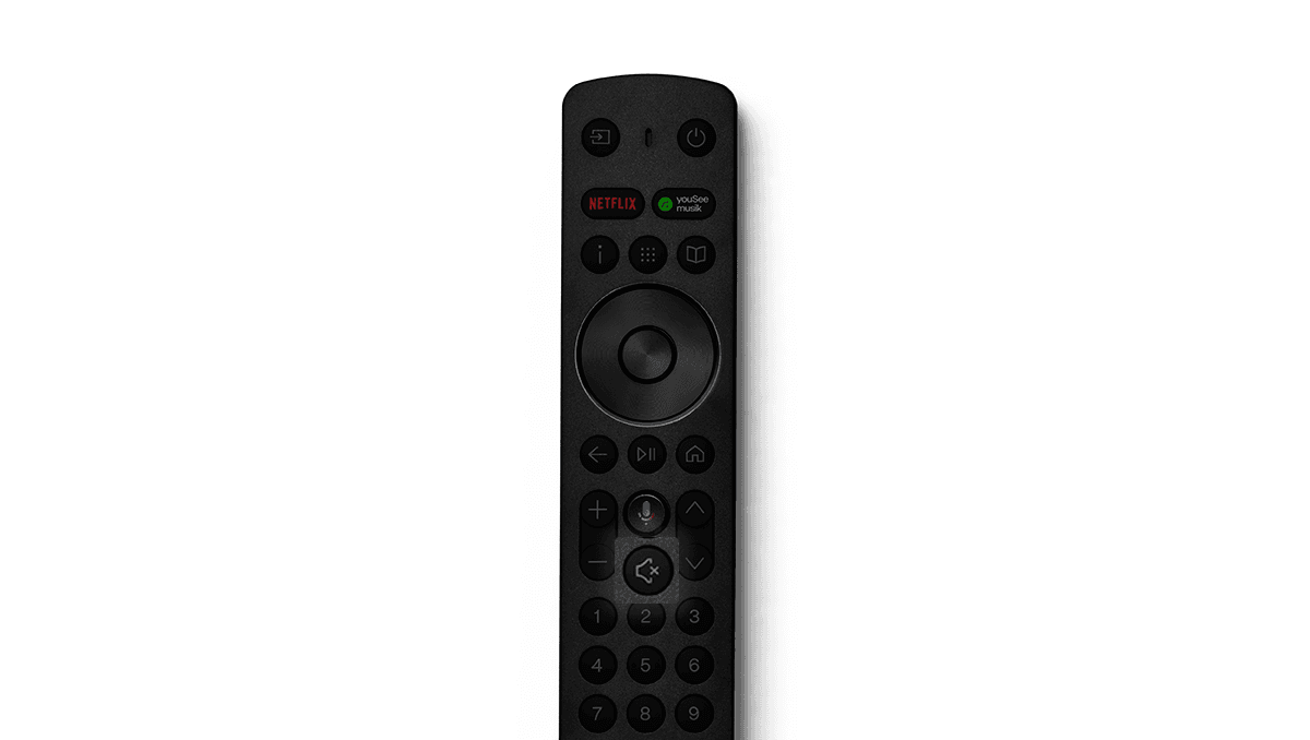 Hvis baggrund, hvor en sort YouSee Audio-fjernbetjening er i midten af billedet. På fjernbetjeningen er lydløs-knappen fremhævet, fordi du skal trykke på den.