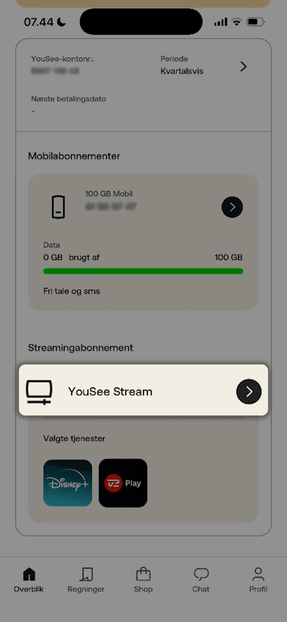 Forsiden af Mit YouSee-appen med informationer om dit Mobilabonnement og Streamingabonnement med YouSee Stream med en sort pil fremhævet.